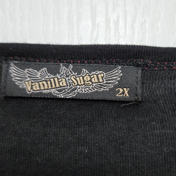 T9251004 Vanilla Sugar Black and Red Santa V-neck Tee. - Picture 4 of 8